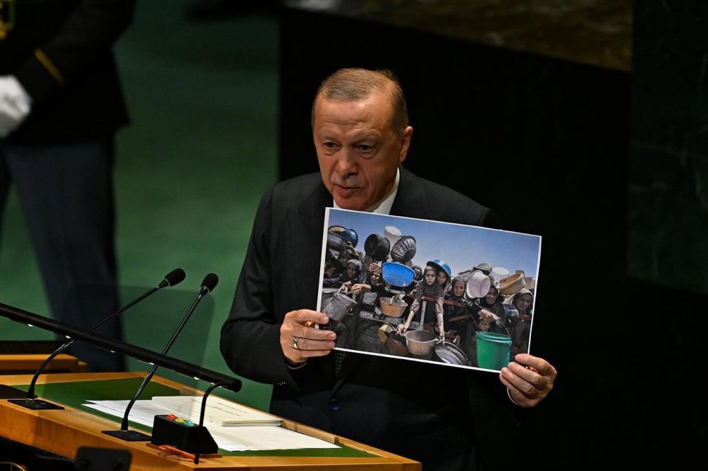 “Gazze’de yaşanan barbarlığa karşı sesini yükseltmeyen, tavır almayan herkes bu vahşetin sorumluluğuna ortaktır.”
Recep Tayyip Erdoğan